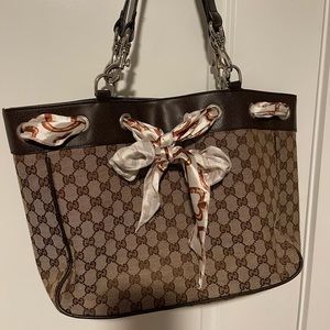 GUCCI vintage tote bag completed with scarf threaded through